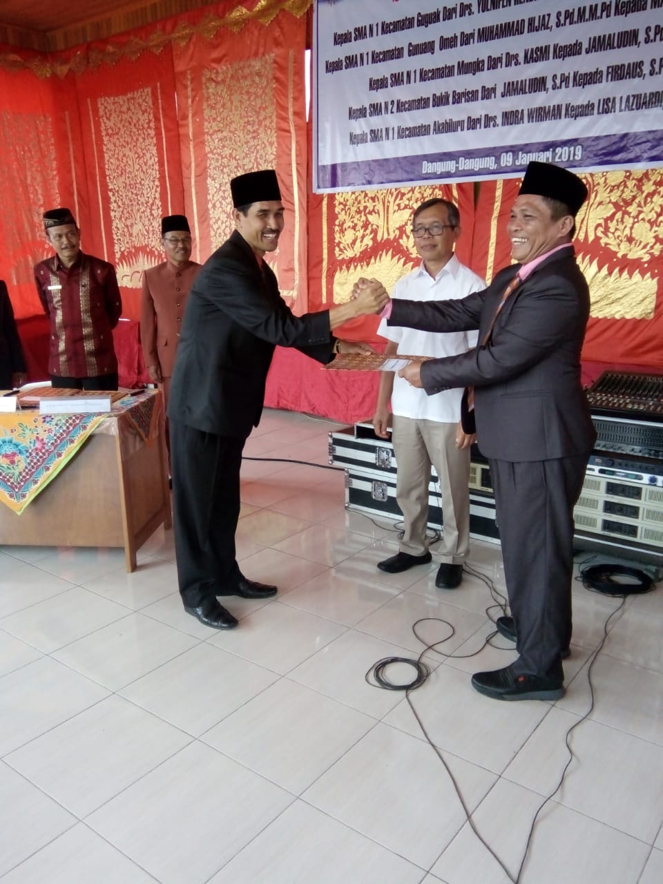 pengukuhan Kepsek, Masdal Fitri menjadi Kepala SMAN ! Gunung Mas, menggantikan Muh Hijaz